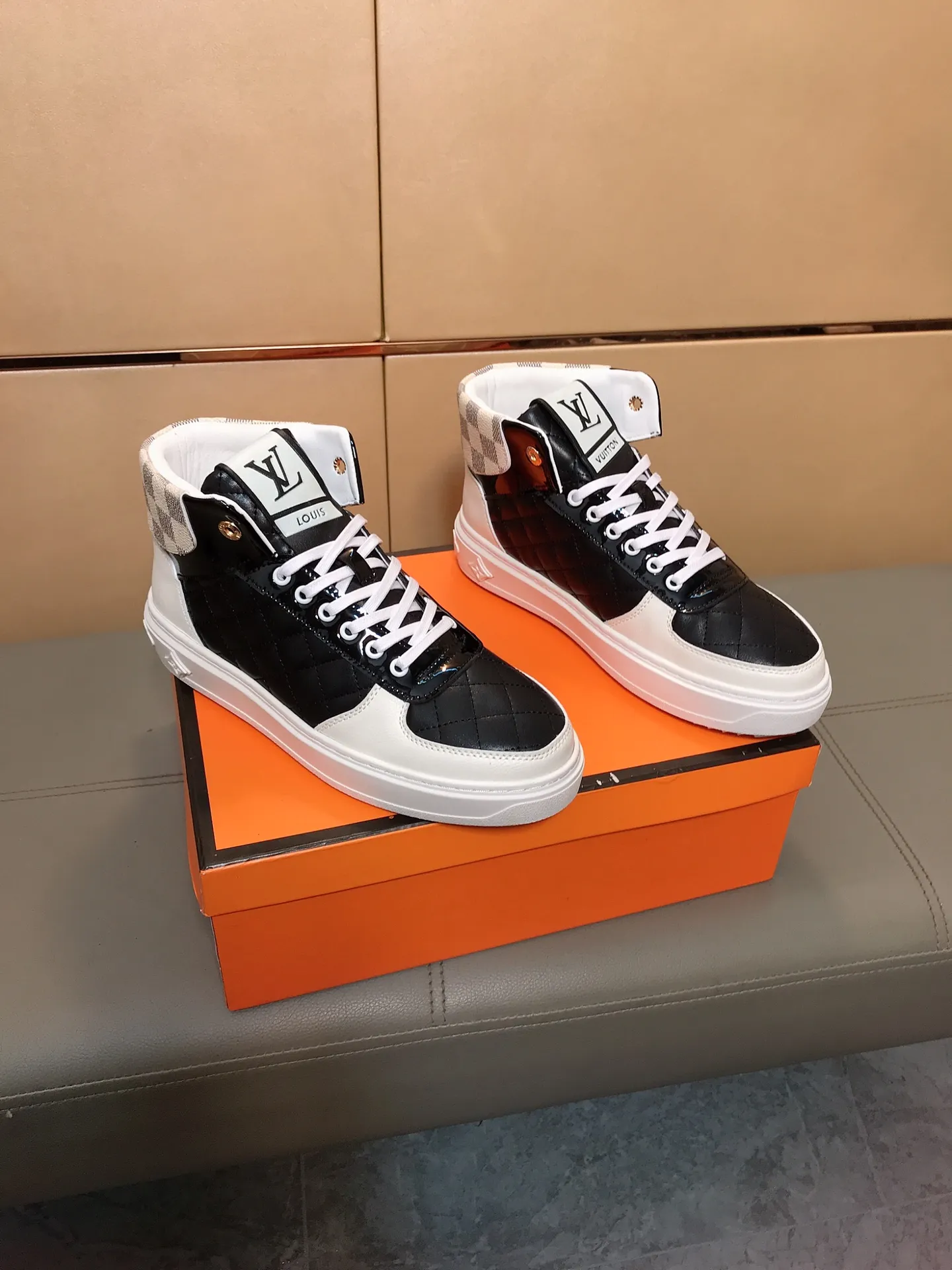Factory price 400 👟👟🤝 (LV Louis Vuitton) New Korean style high-top casual shoes for men [Proud] hot style, imported cowhide with original printing, genuine leather lining, wear-resistant and non-slip rubber outsole. If you are still worried about wearing matching shoes, then these shoes are your best choice! Code number: 38-44